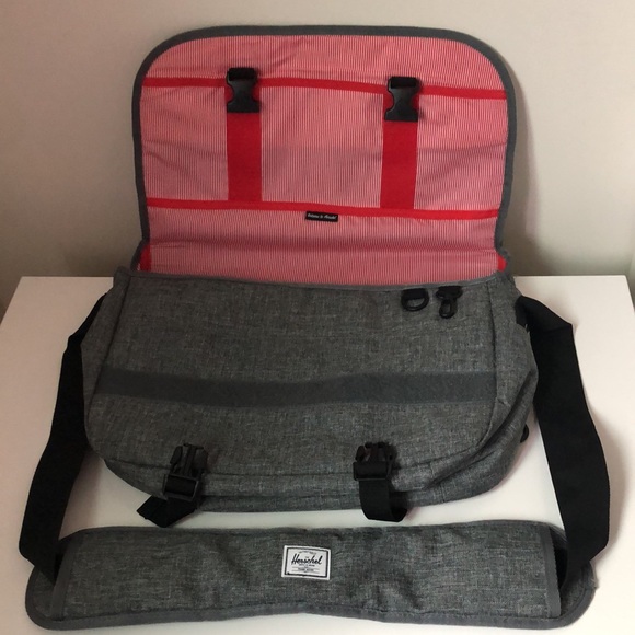 Herschel Supply Pop Quiz Messenger - Picture 5 of 11